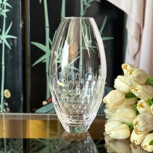 ♥️ WATERFORD
CRYSTAL MONIQUE LHUILLIER ATELIER
10.5" VASE, excellent condition.